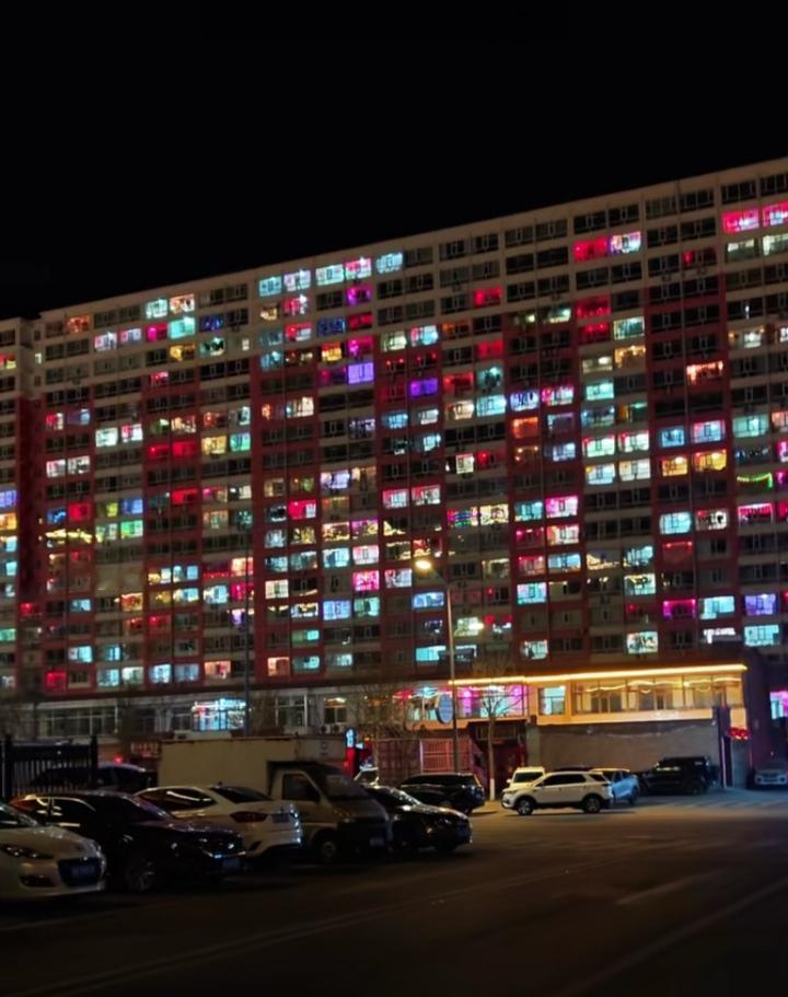 山西人独特的浪漫，家家户户挂彩灯。