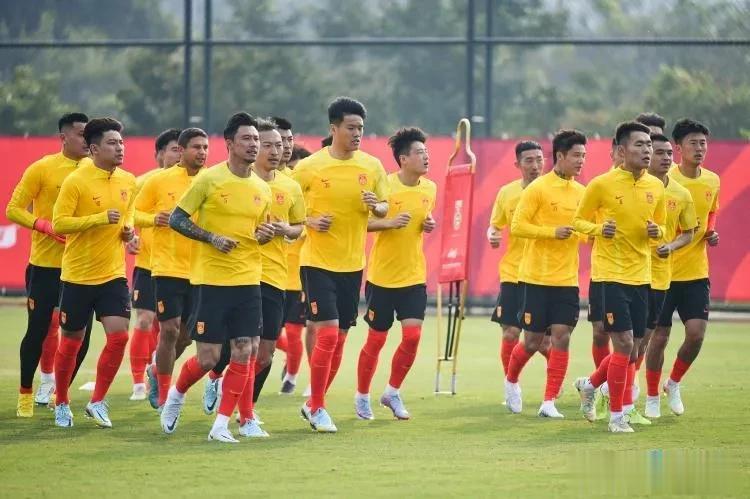 世预赛泰国vs国足，大胆预测今晚扬科维奇首发——国足2-0泰国！

前锋：林良铭
