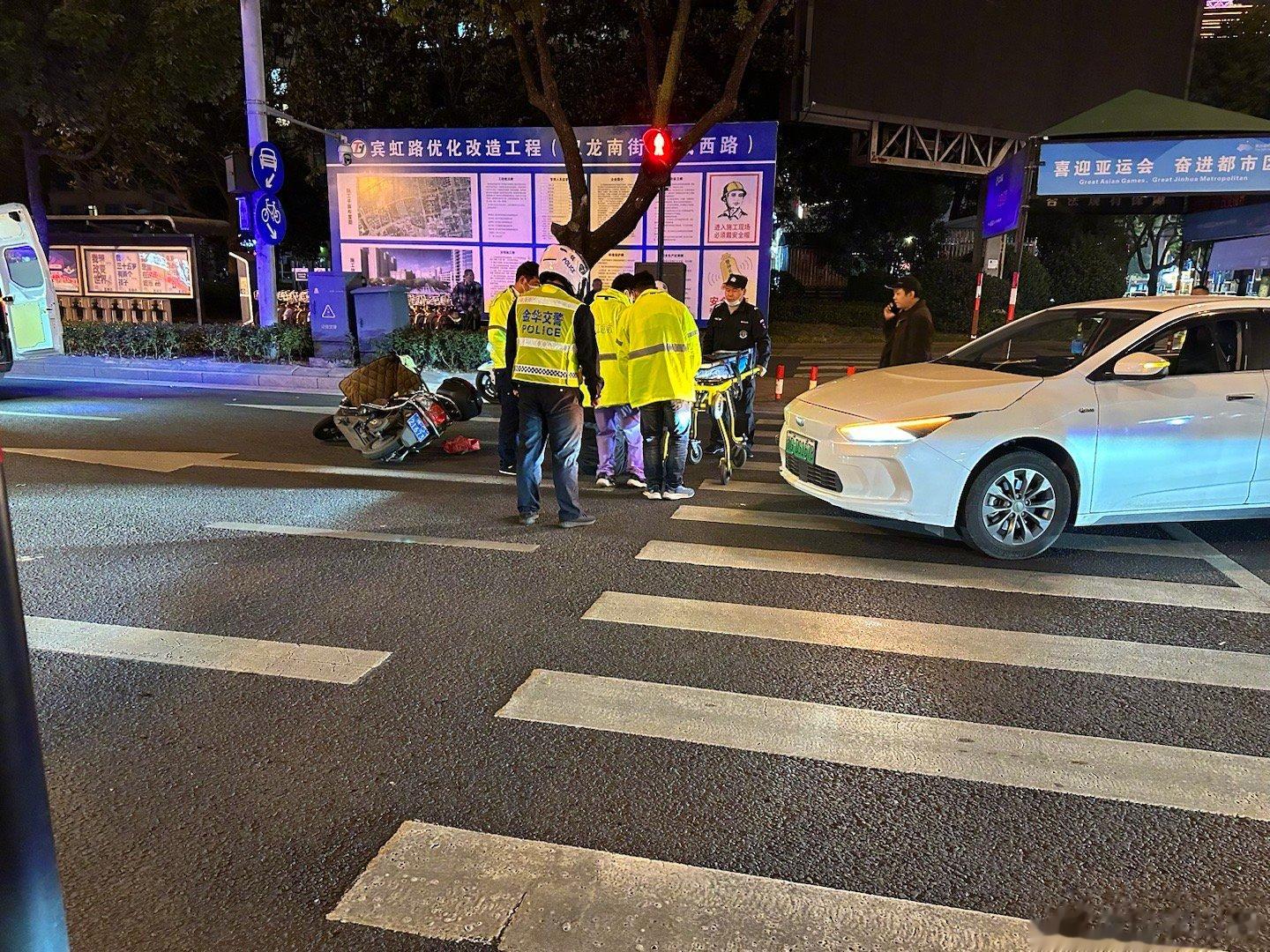 刚刚，走路到路口，遇到红灯，我就在停止线处等候。一电瓶车带着一个人，飞快地从我边