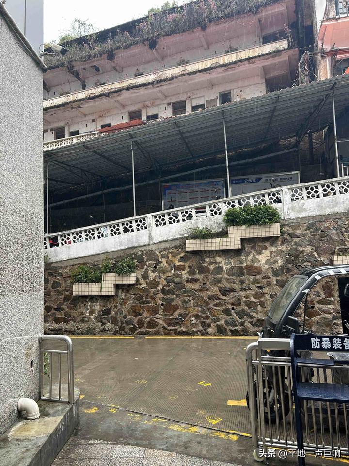 忽然之间想明白了一个道理，一个人如果你不想着买房买车的话，

算了，买车可以想一