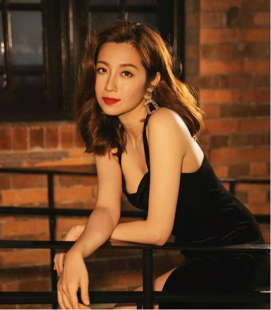 陈自瑶与王浩信的婚姻状况成谜，虽然屡屡被传离婚，但他们从未公开回应。陈自瑶积极发