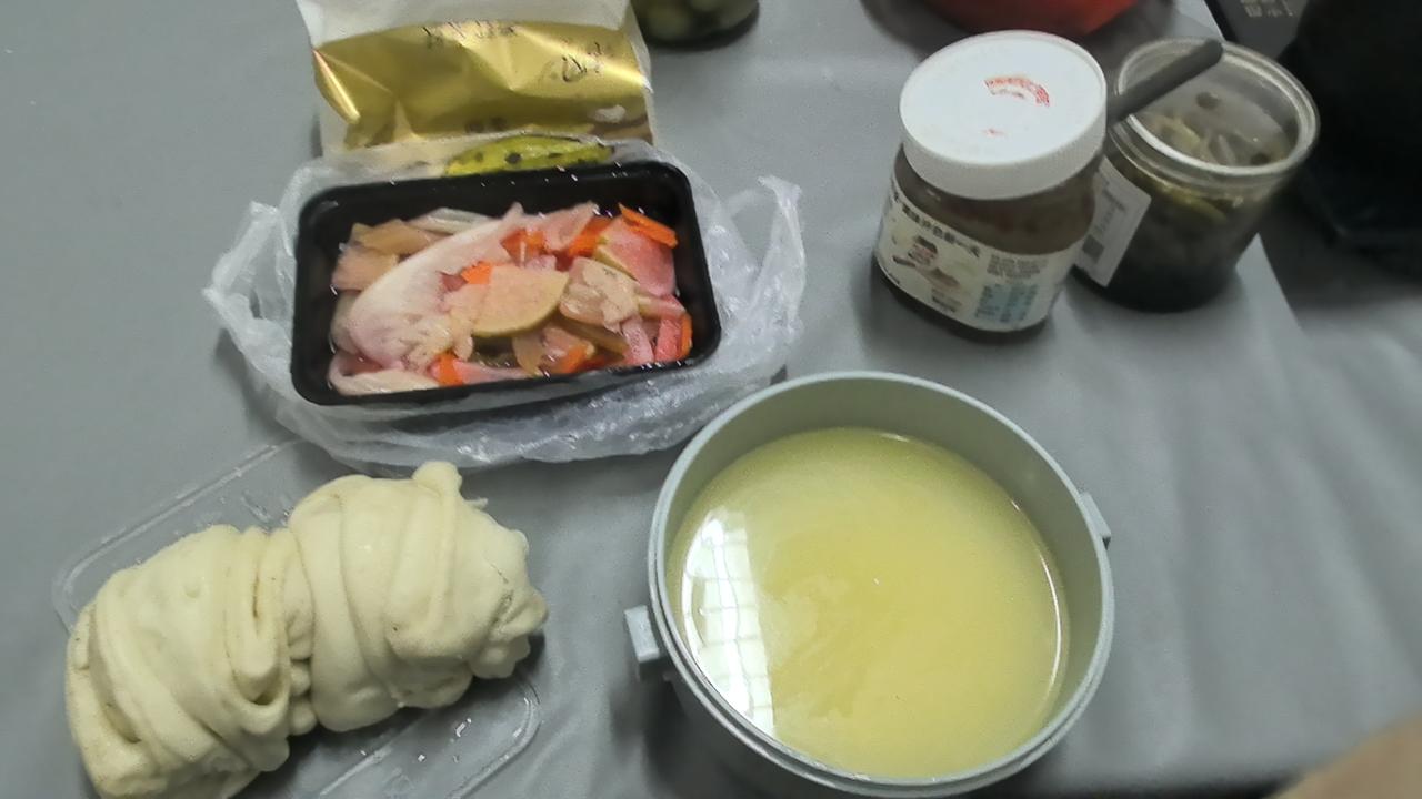 今晚夜班！17:50准时开饭！这是单位的工作餐，大家都晒晒自己单位夜班的工作餐吧