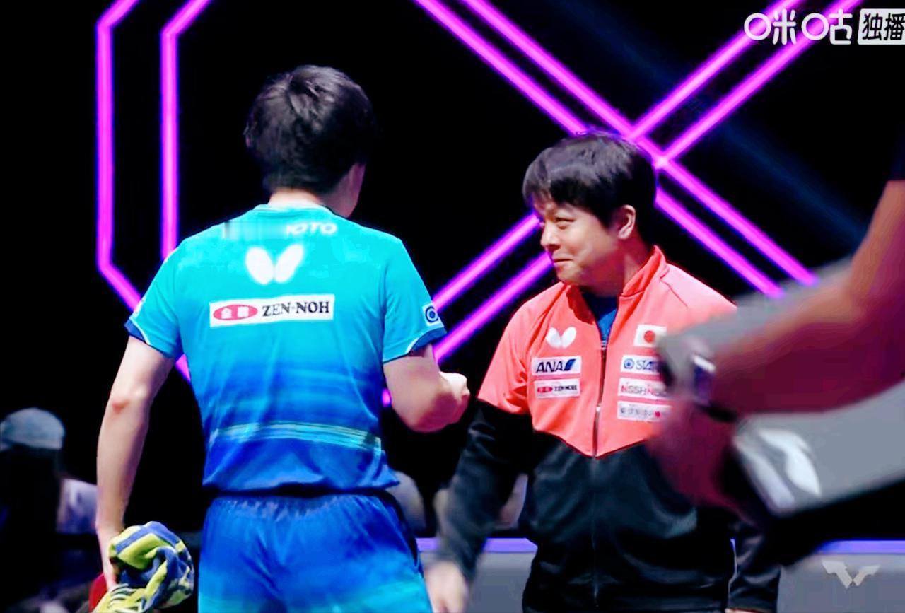 张本智和3:0拿下麦天恩的时候，大家看到岸川圣也的表情了吗？
这家伙笑了，但是笑