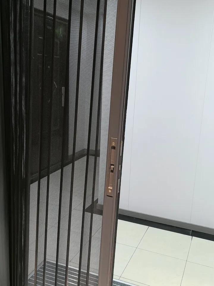 昨天被蚊子咬了好几个包，红肿一片。这才四月份，我们家又住在高楼，还有纱窗，我就不