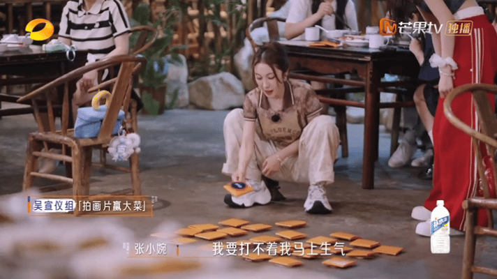 吴宣仪张小婉你们收手吧拍画片输到停不下来，干饭却超执着认真。手忙脚乱到最后，只吃