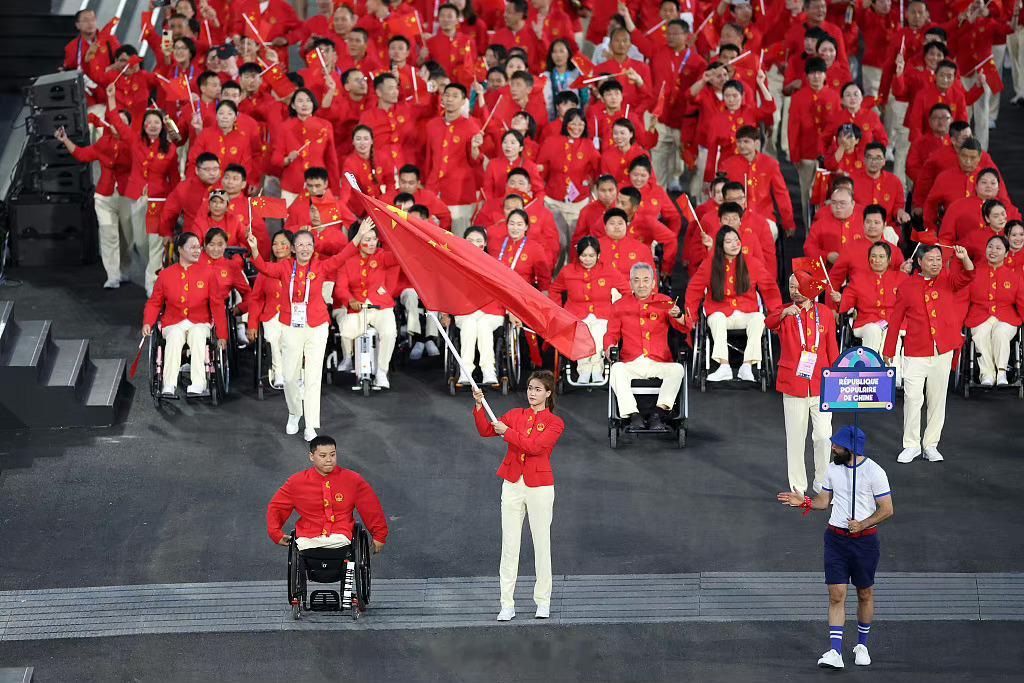 #巴黎再次飘起中国红# 2024巴黎残奥会开幕，给参加残奥会的运动健儿加油，尤其