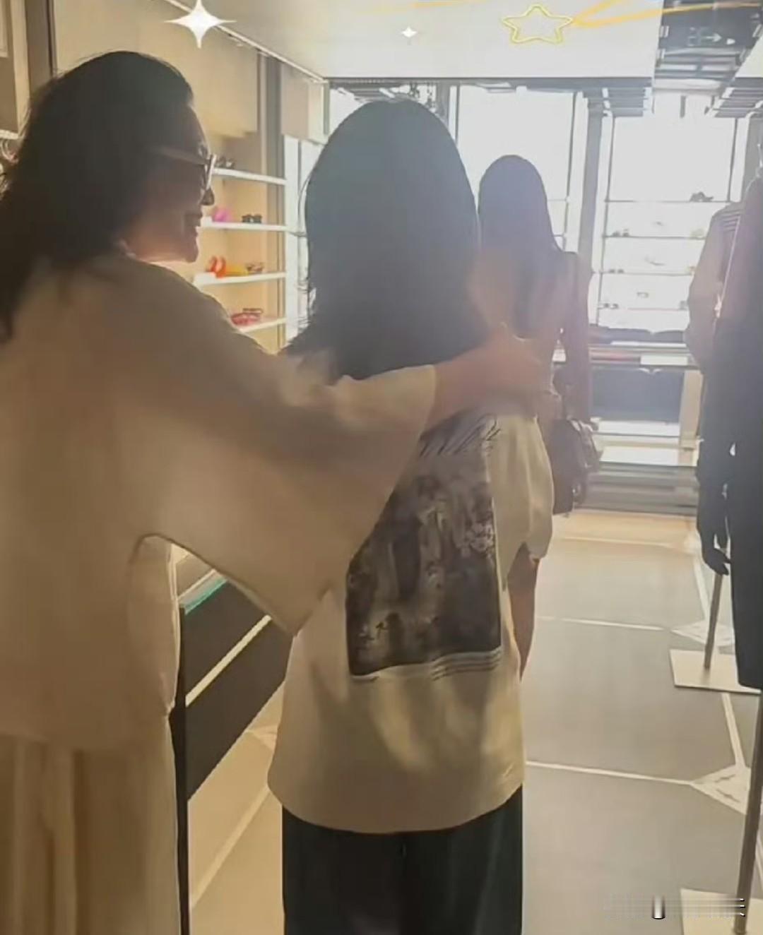 张兰近日分享了带孙女小玥儿在北京三里屯逛街的动态，看来小玥儿是回北京过暑假了。照