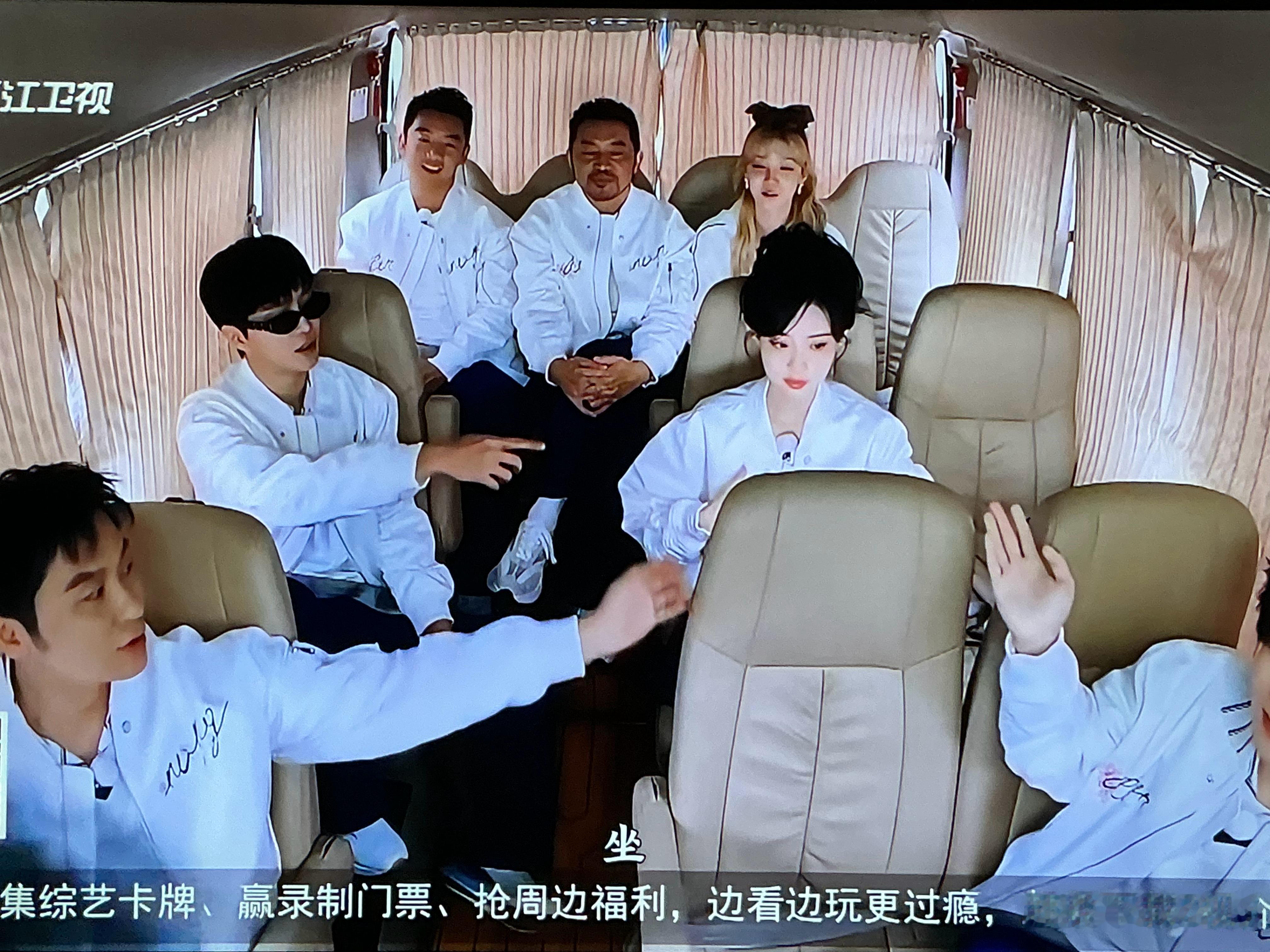 昀牵孟绕[超话]  哈哈哈哈哈哈这个范丞丞在奔跑吧嗑cp又舞到李昀锐孟子义面前去