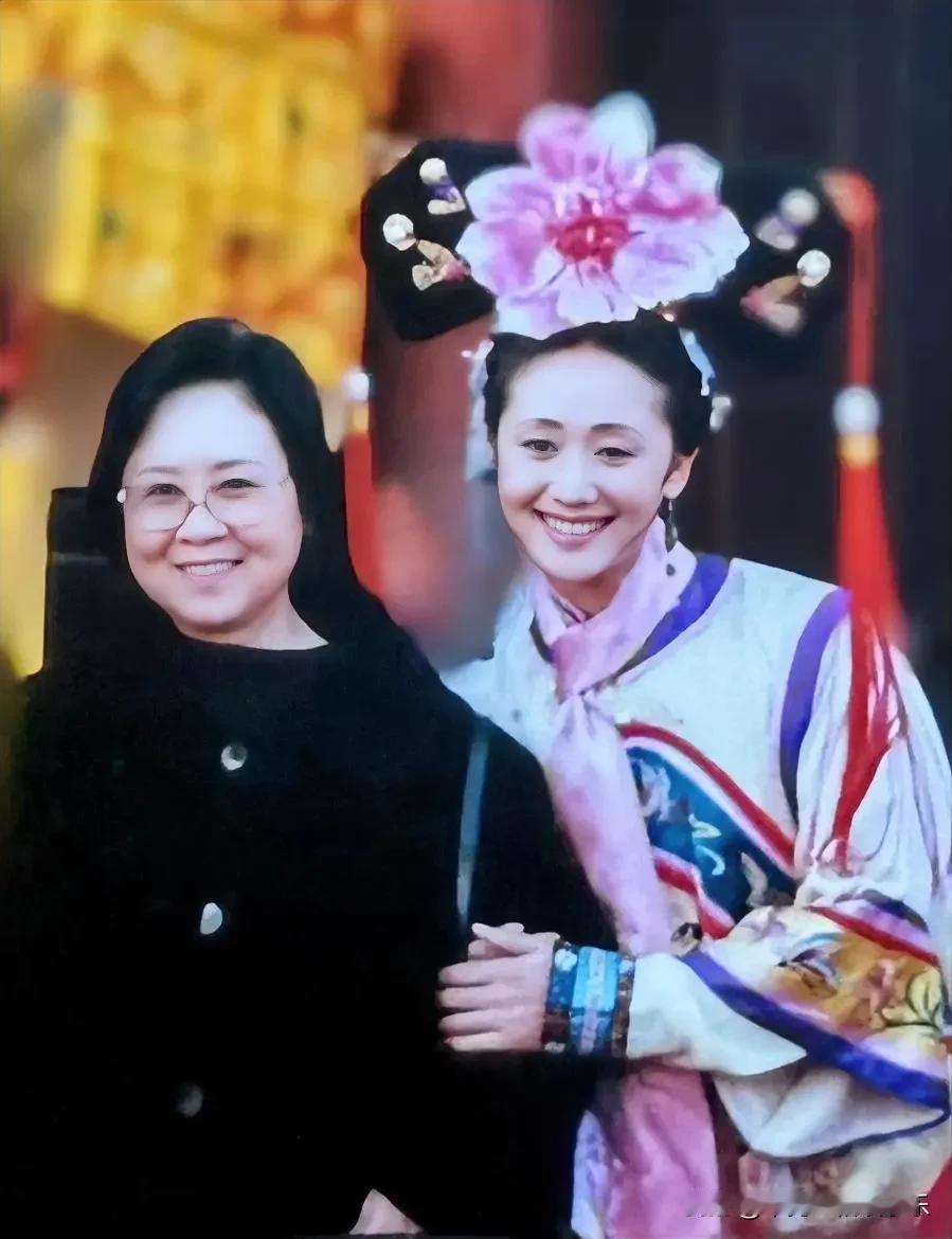 《还珠格格》拍摄期间，“令妃娘娘”扮演者赵丽娟和琼瑶阿姨的同框合影。剧中的令妃娘