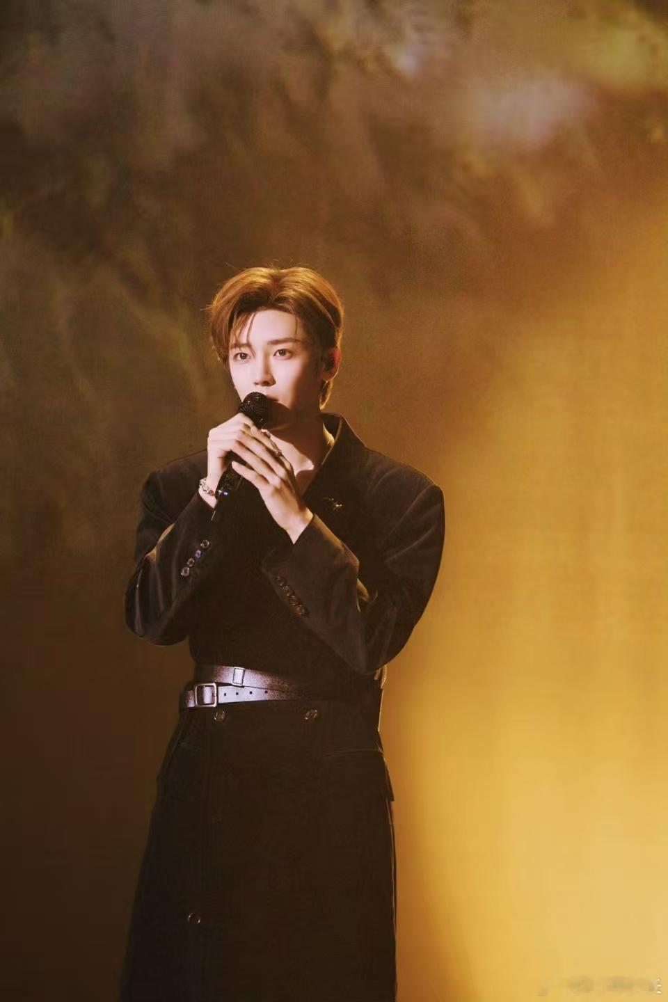 侯明昊眼睛一闭高音就上去了 侯明昊这波高音封神！闭眼飙歌气场全开，爽感直接拉满，