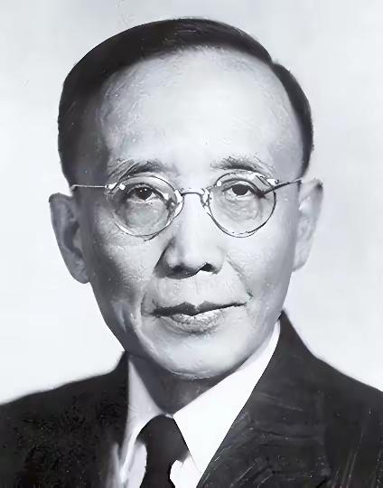 1912年，郭沫若在洞房之夜见发妻太丑，拒绝同房，就在他转身要走时，发妻拉住他苦