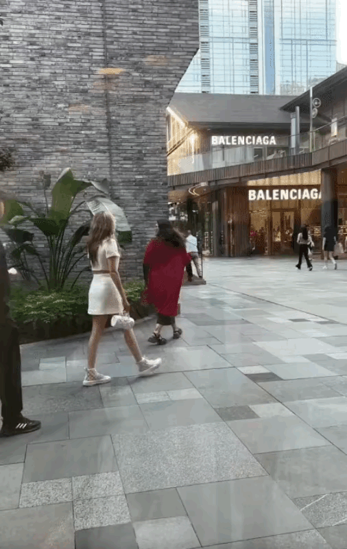 谷爱凌逛太古里，
从六亲不认的步伐可以看出，美女确实是运动健将[泪奔]