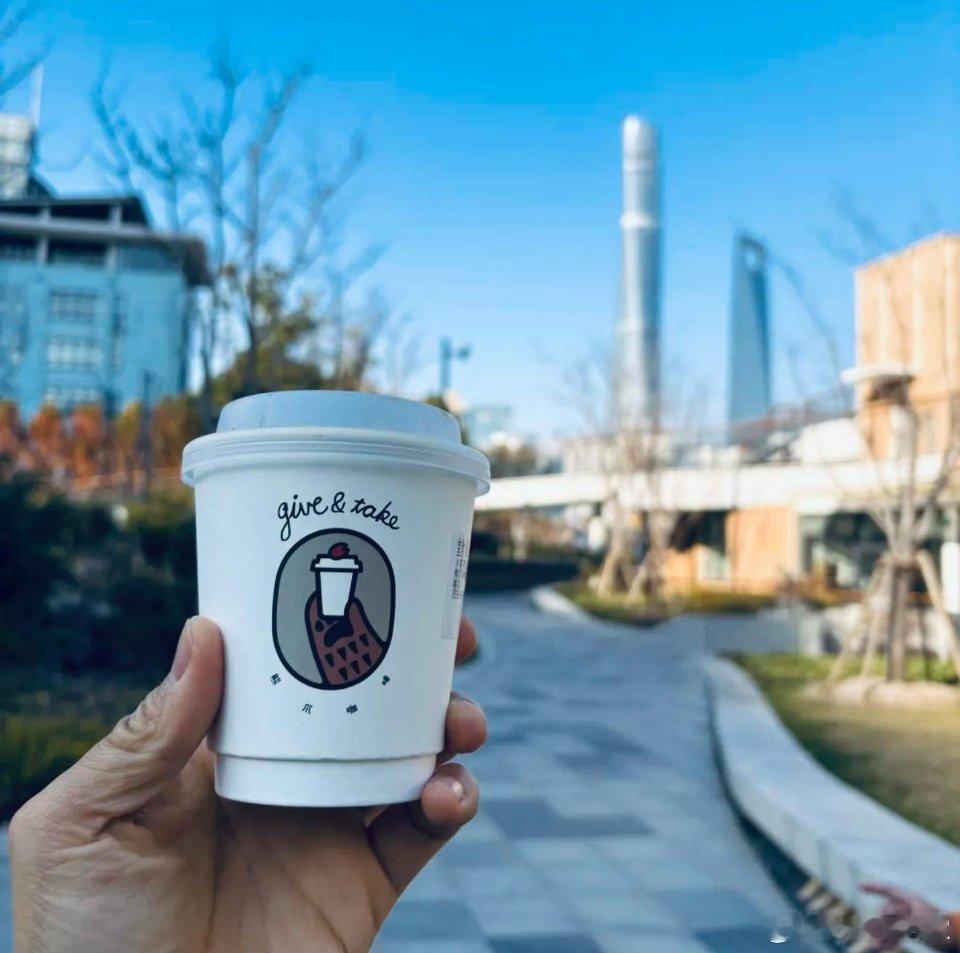 早☕️又到周五咯！在市场最疯狂的时候，昨天踩下急刹车，直接击穿4200支撑；对于