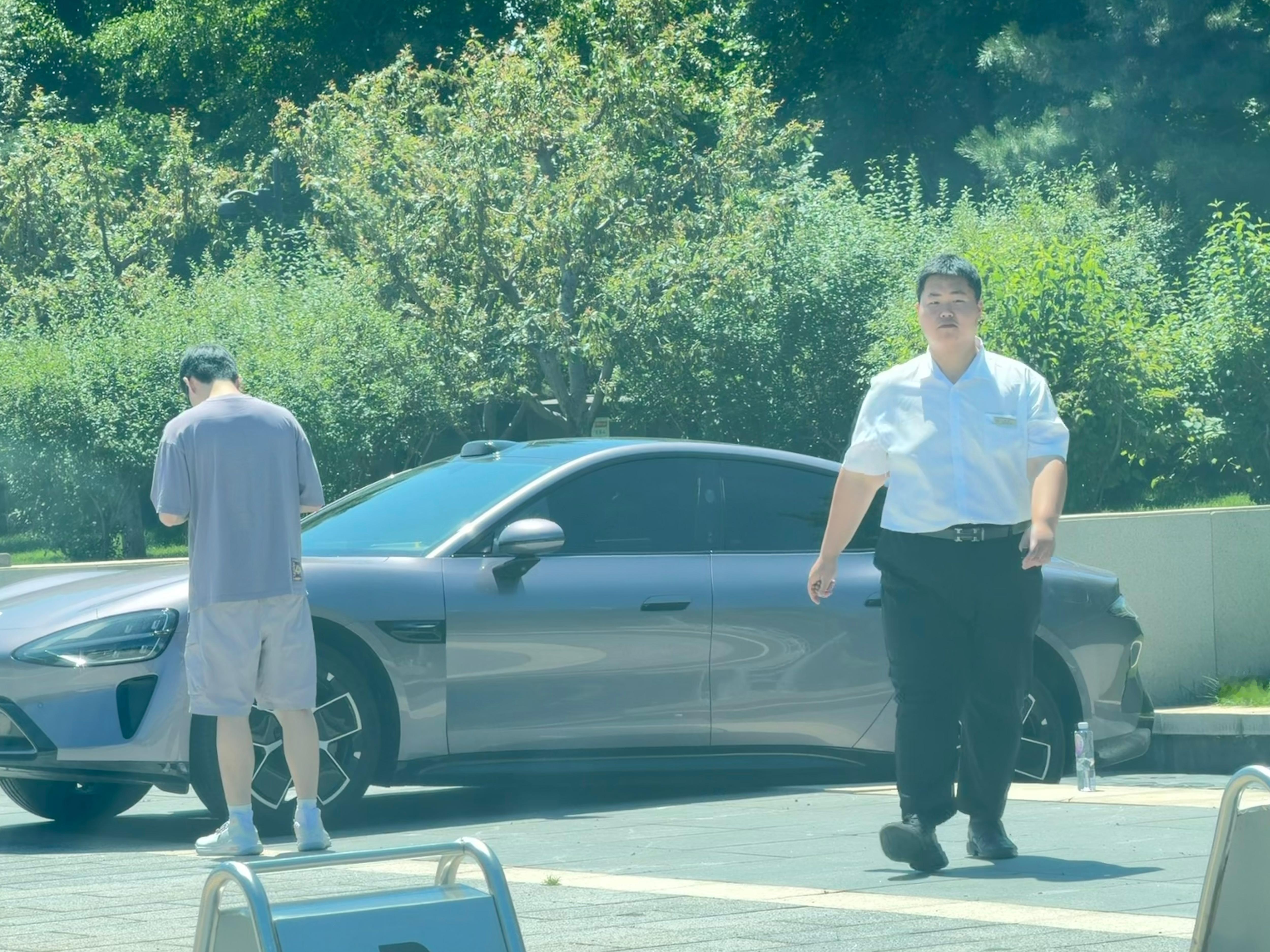 开始以为是出地库搁在坡上了，仔细一看，原来是倒车倒到台阶下面去了