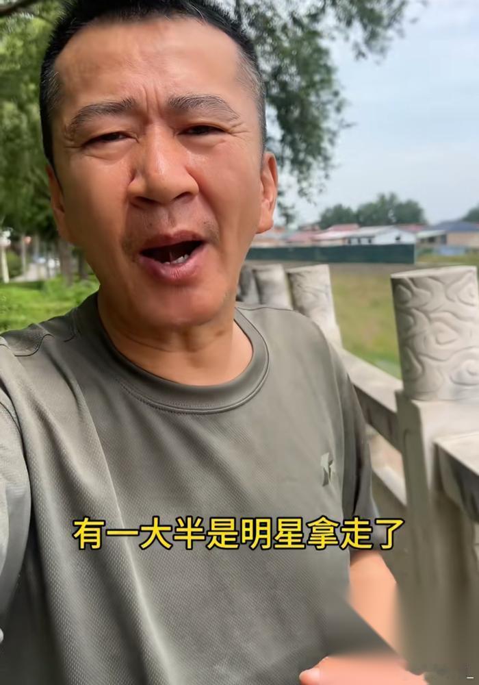 别同情那些公开求戏拍的明星！他们的惨，全是装的。 从文章发“日子总得过吧”暗示无