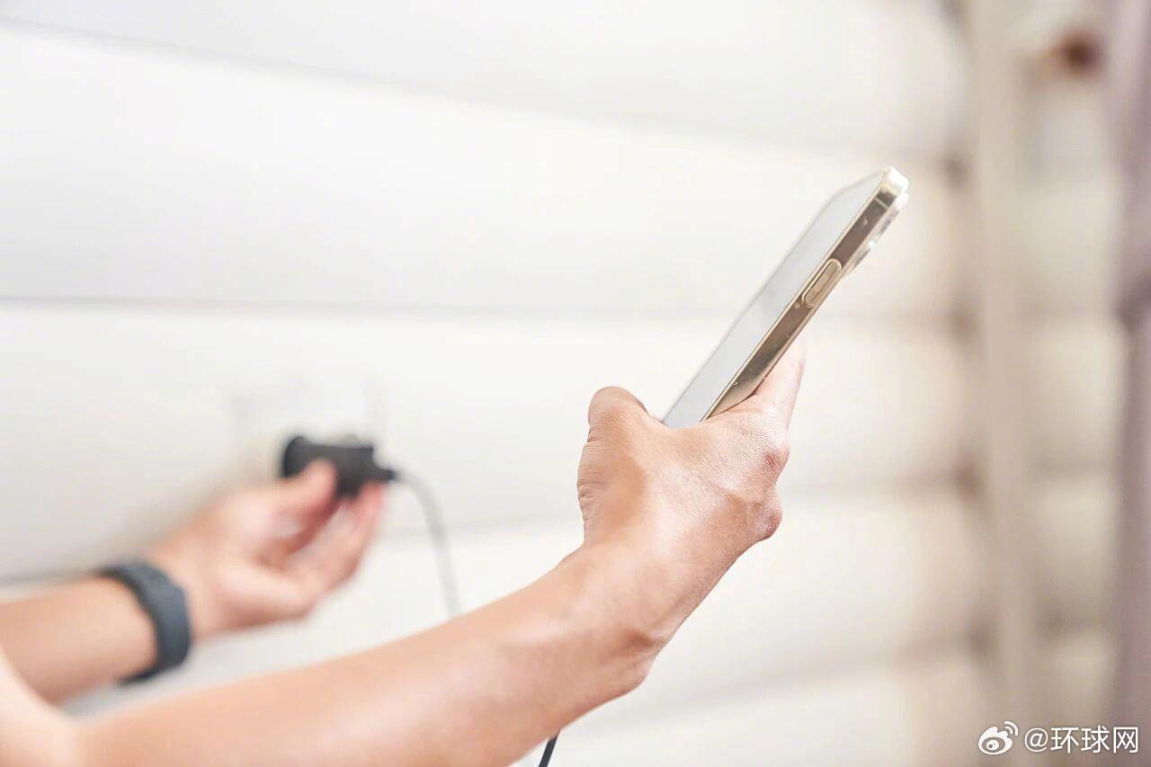 【#手机充电速度到底由谁决定# 充电线or充电头？】充电快不快，不是头或线单独说