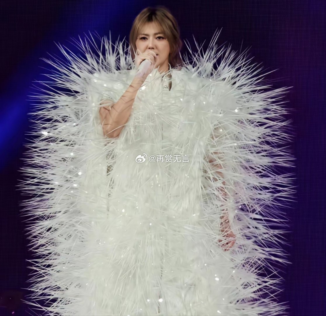 孙燕姿这是穿了个“马桶刷”开演唱会啊！ 