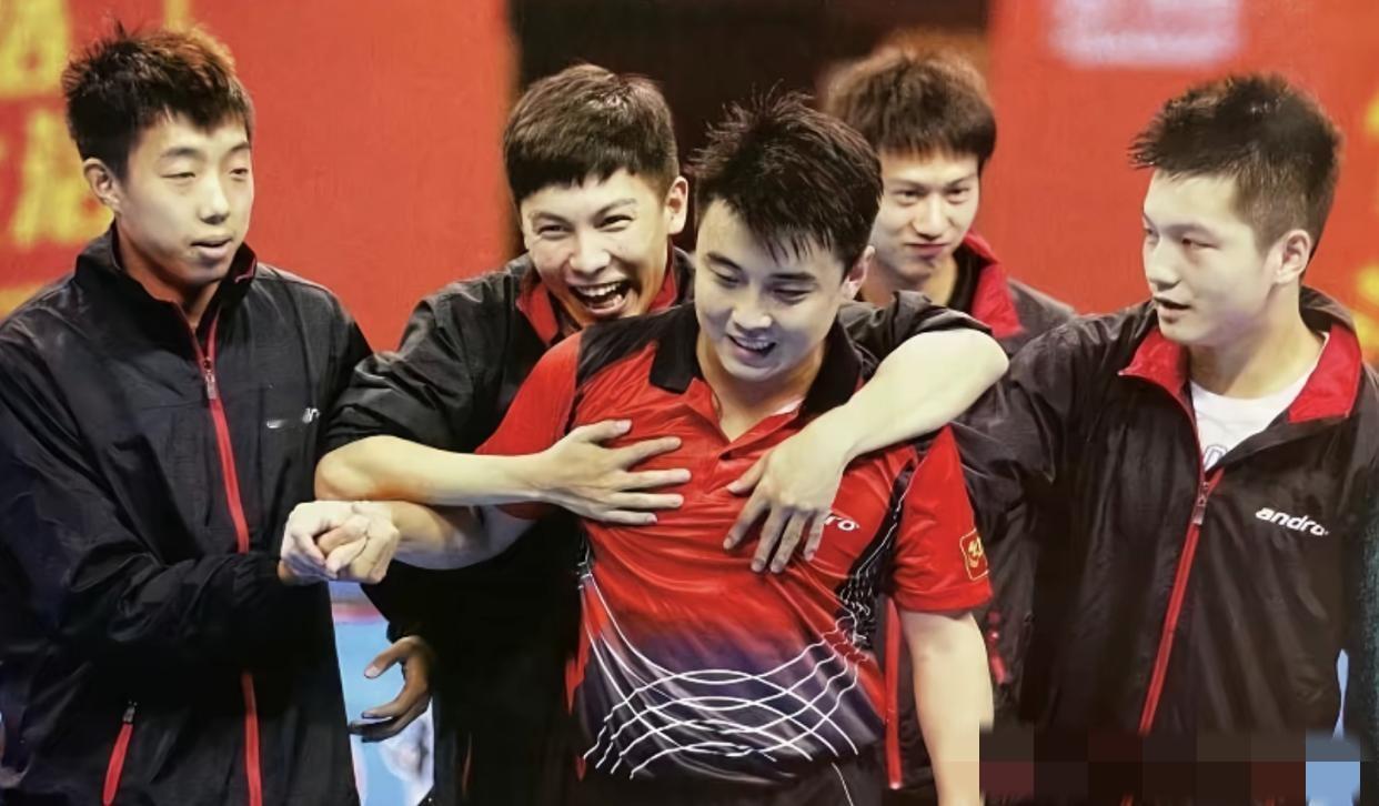5位男乒名将同框：我一眼就认出了阳光帅气的王皓、笑容灿烂的陈玘、侧颜也很酷的樊振