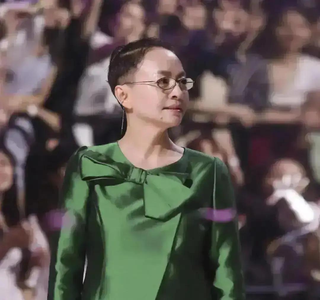 彩排前30秒改词！
 
赵本山一句薅羊毛，宋丹丹当场懵，灯光师把追光打到天花板，