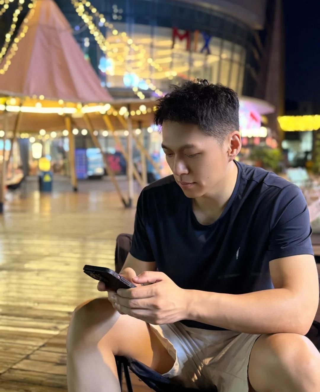 晚风吹人醒，苦累皆随风
暮色吞没白日所有奔波与琐碎，
一身西装藏起人情世故、客户