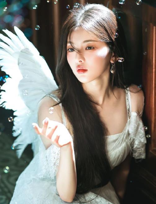 杨超越28岁生日大片 杨超越28岁生日大片来了，黑天使翅膀优雅暗黑系。“地球村花