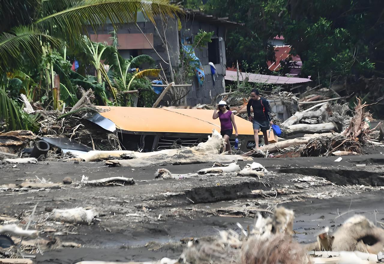 菲律宾遭受洪灾，我们又捐款捐物了。但是，11月初，菲律宾刚联合美国、澳大利亚在南