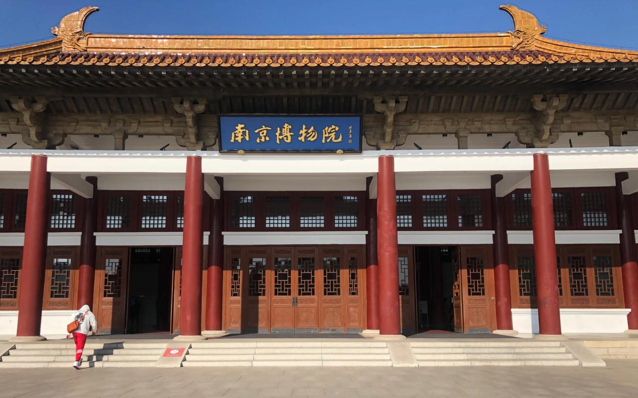 以后再也没人敢捐献了。
南博这件事不彻查个水落石出，公信力将洒落一地，让捐赠者寒