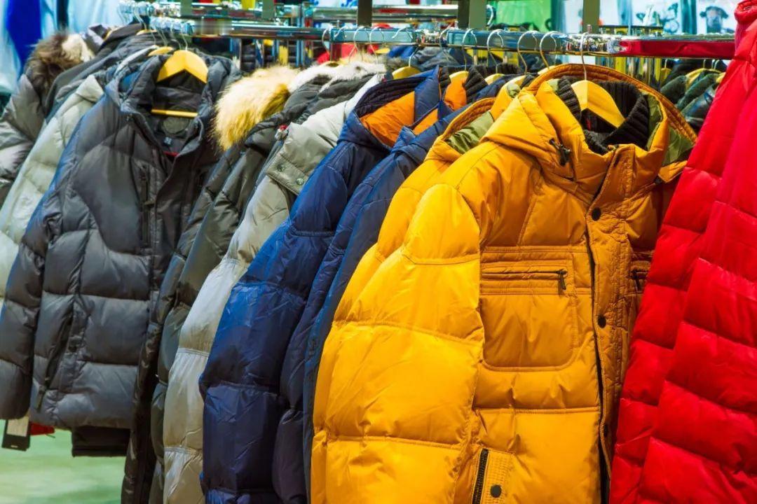 抓紧看看你的羽绒服！
再贵的款没这几个字，可能都是劣质飞丝。
中国羽绒工业协会提