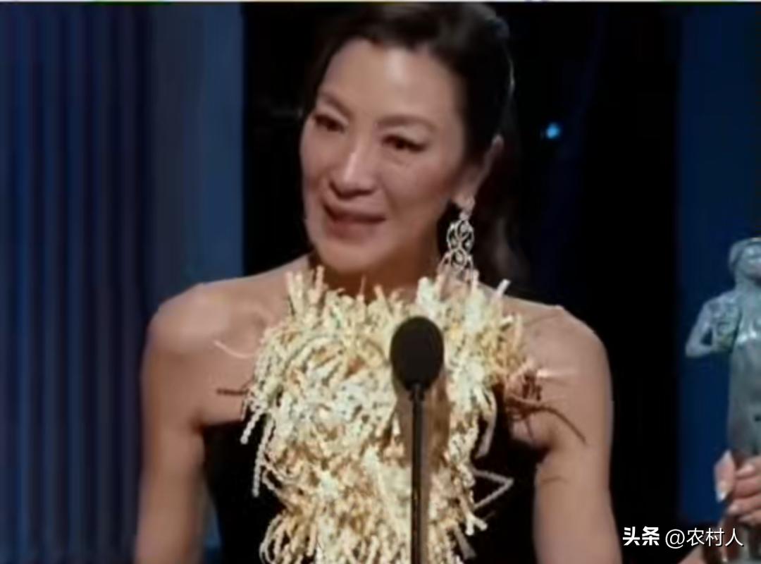 杨紫琼的脚拇外翻严重脚趾都拧成了麻花，骨头凸的跟石头似的。光看着就替她疼得慌，但