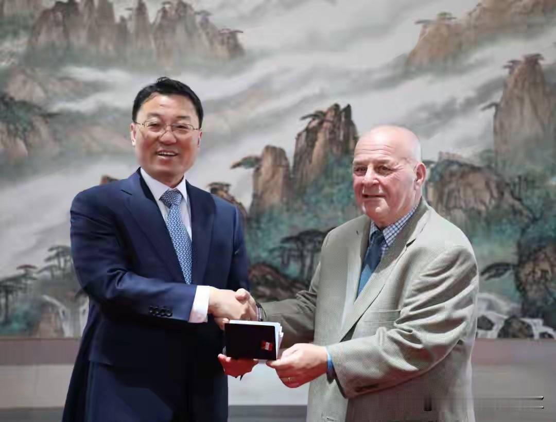 端午佳节，驻美大使谢锋在使馆宴请了全网走红的美国老人赛考斯，当场向他发出访华邀请