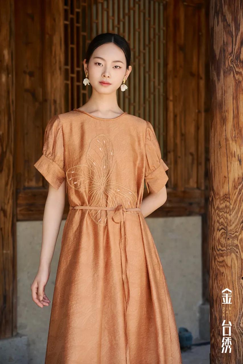 酿夏息
晴日柔和，捕捉明媚光影
蝶影盈袖，穿行于花与风
连衣裙如何穿“连衣裙”才