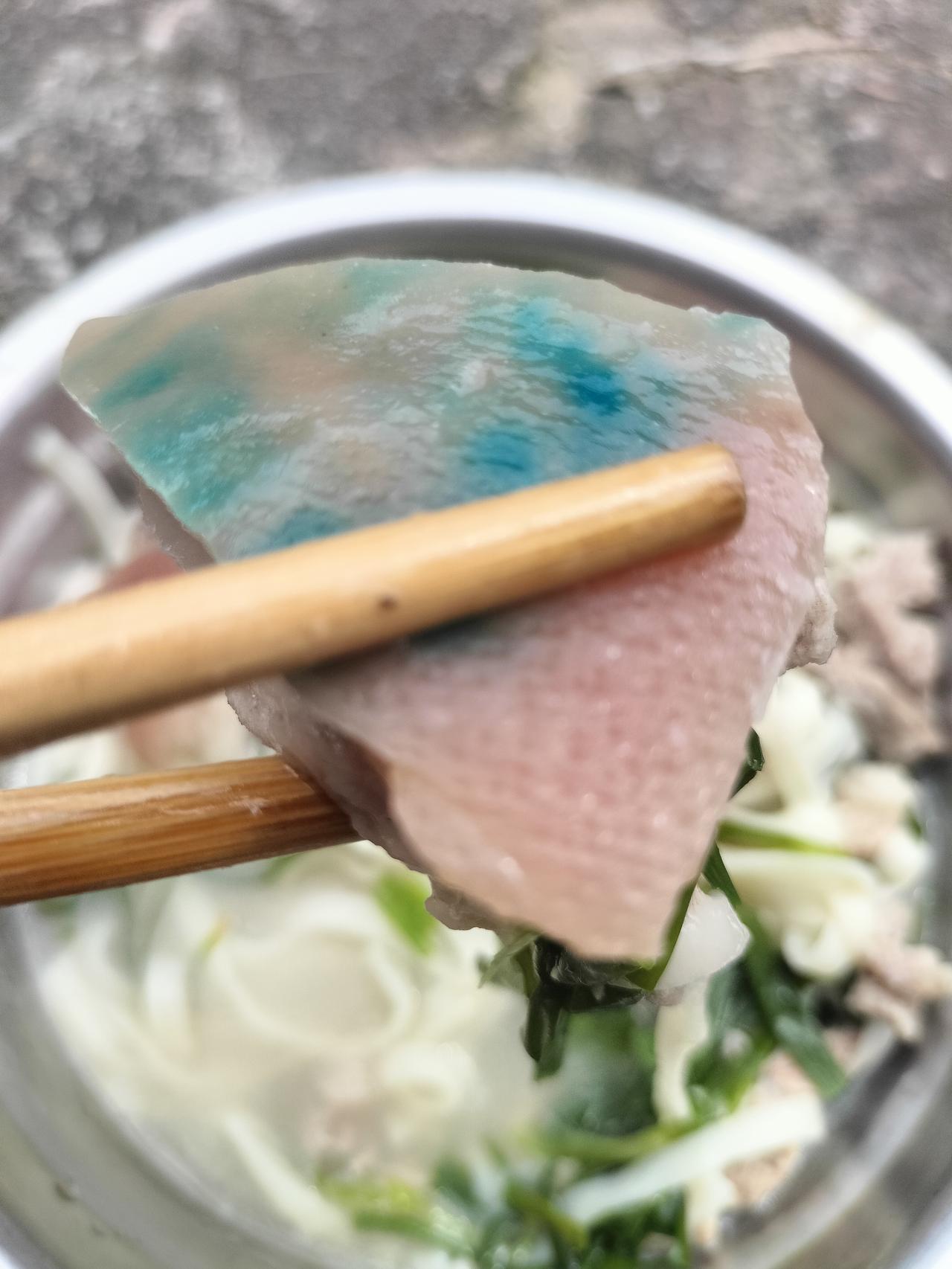 今天我买了前腿肉，但猪皮很厚，我把跟猪皮和肉放在锅里煮了好久都没有熟，根本就咬不