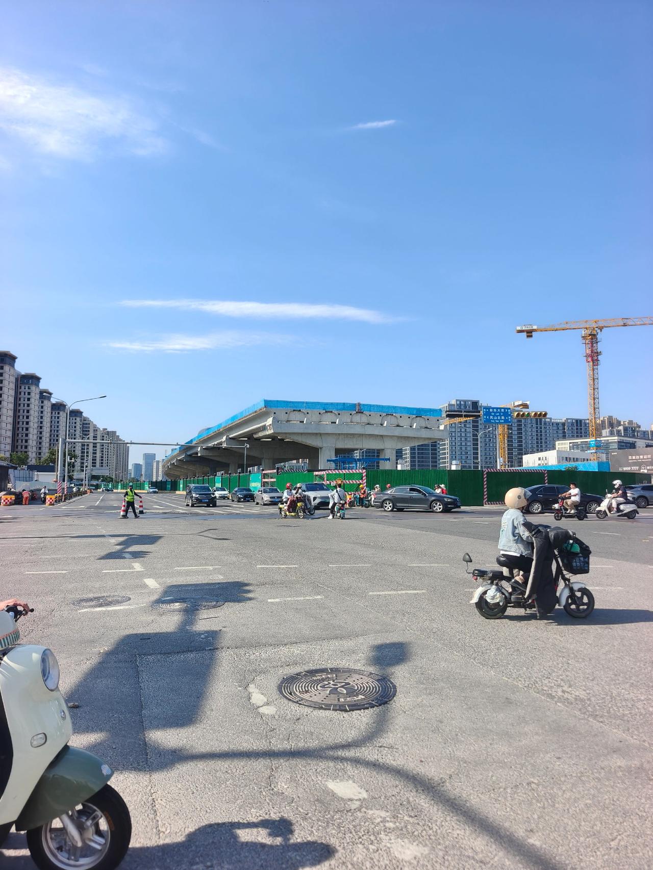 凤山北路，新泺大街与凤凰路交叉口，南段的凤凰路高架铺轨完成，这一路口将有高架上下