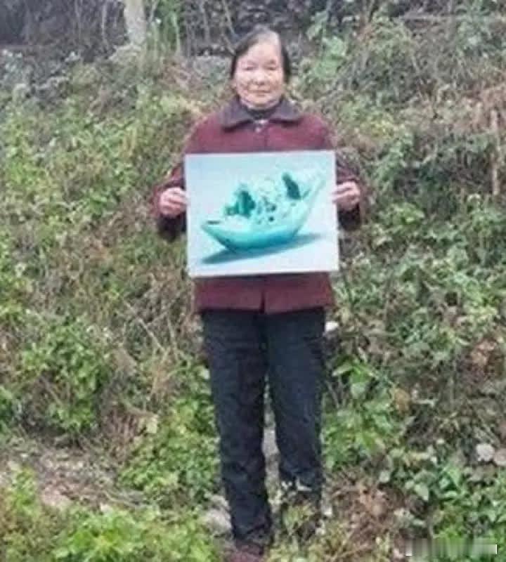 2004年，一白发老太太参观浙江省博物馆，看见一个价值千万的‘小船’后，她突然笑