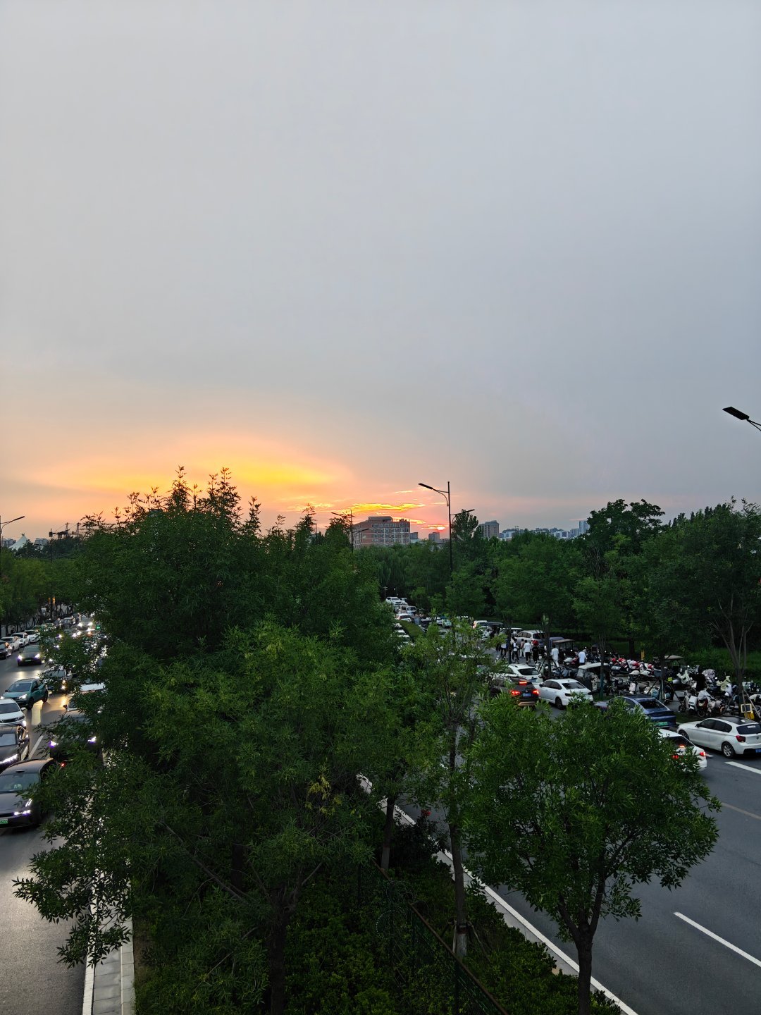 清平乐·暮郊街景晚天垂野，残霞明林罅。车水长堤尘影罢，风软绿阴盈夏。遥楼淡染余晖