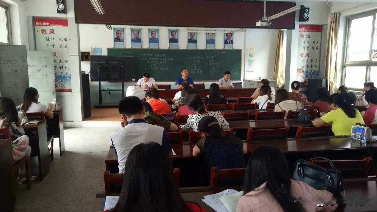 期末结束工作会上，校长讲了这样一句话，她说做教育其实并不深奥，提高育人质量也并没