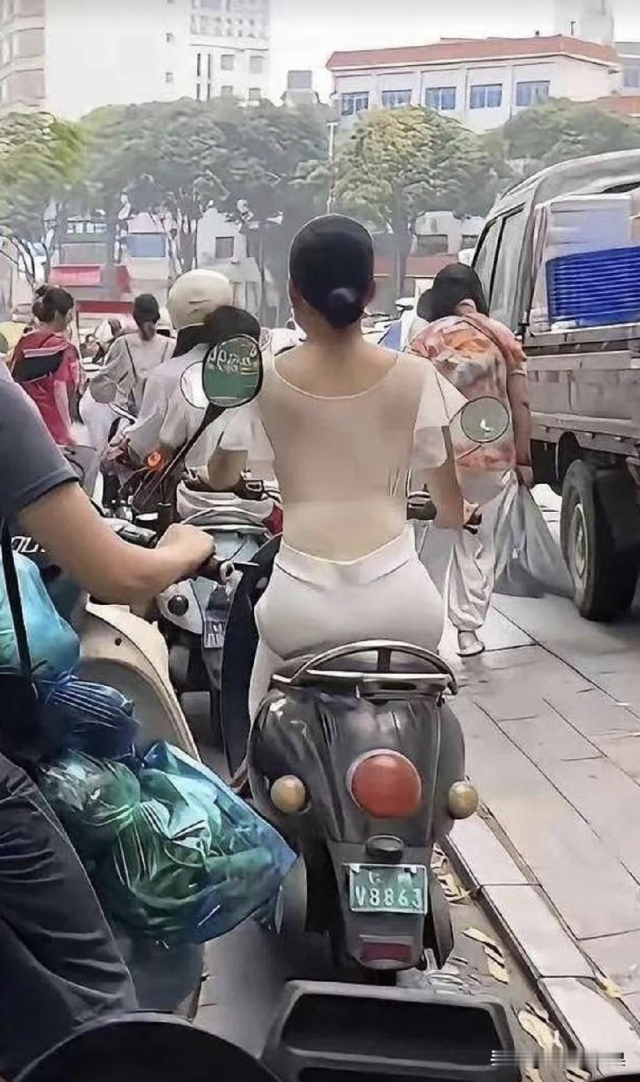 身材好的女人，怎么看都美，就算年龄很大了依然很有魅力。
所以找老婆尽量找身材苗条