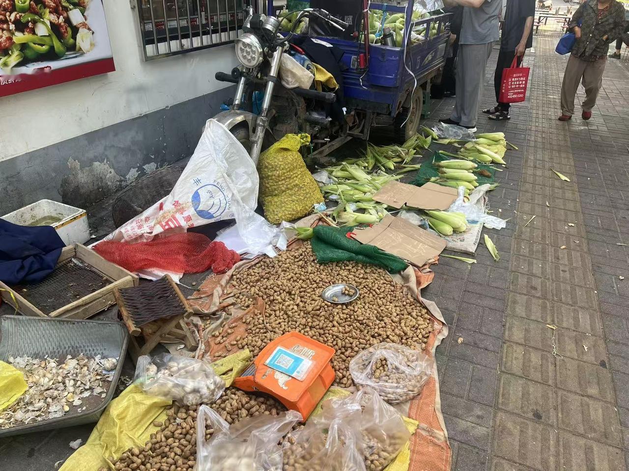 第一次遇见完全自助小菜摊

8 月 30 日清晨，晨练回来路过 632 家属区门