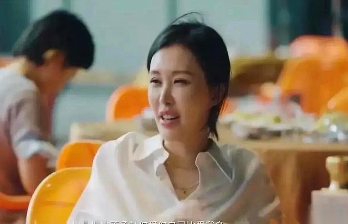 坐在一张桌上，隔着半米。
眼神里全是“别来沾边”。
这哪是爱人散场，这分明是甲方