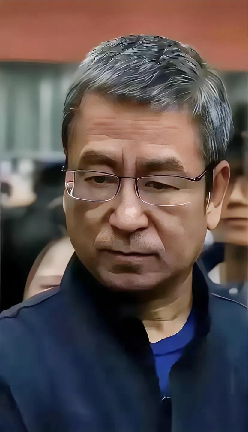 白岩松也老了。
央视主流媒体人白岩松，一脸正气，言辞犀利，往往一言击中要害。
就