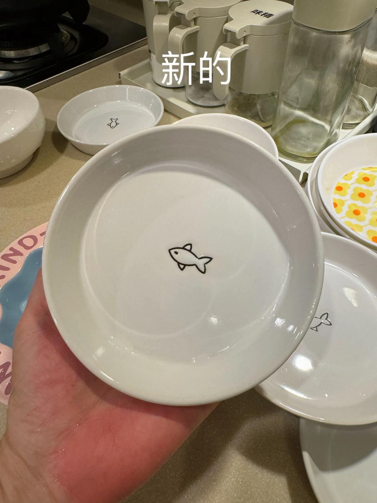 上次有位细心的小伙伴提醒说，我家花盘子是釉上彩，长期使用对猫咪不好，现在全部换了