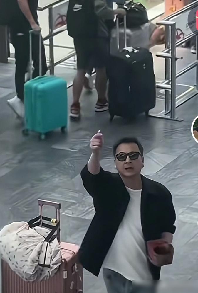 前男友新欢叫嚣：来摸杨钰莹弹过的琴！
 
小23岁的新欢，在直播间对着几万人喊：