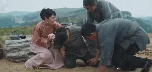 《生万物》绣绣意外流产，那句“娘对不起”砸得人眼眶发酸，眼神空洞、指尖颤抖、气若