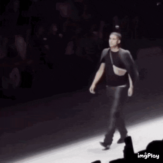 1485我每次走在大街上等红绿灯时 我会立马打开微博套转几条然后再继续走 