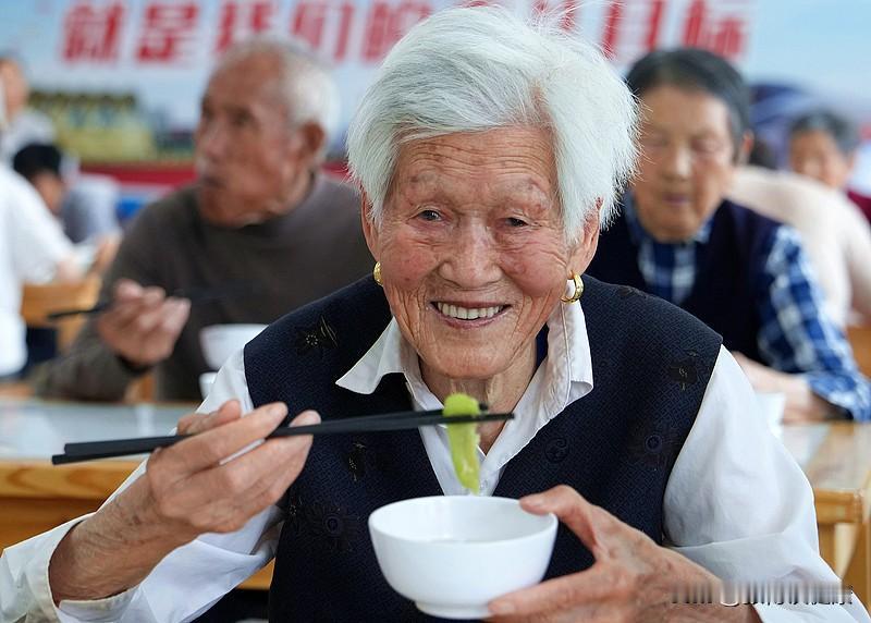 饮食决定寿命？研究发现：活过90岁的老人，饮食大多有3个特征。

①七分饱：胃里