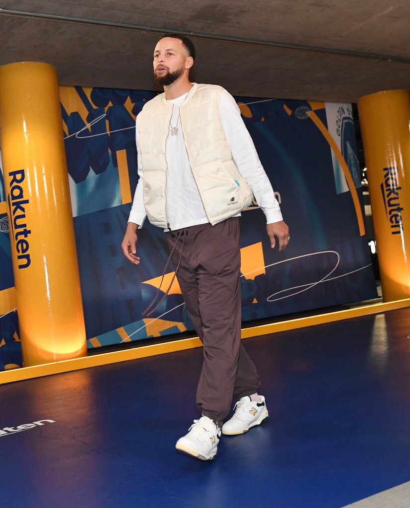 库里今天穿了双nb550入场nba