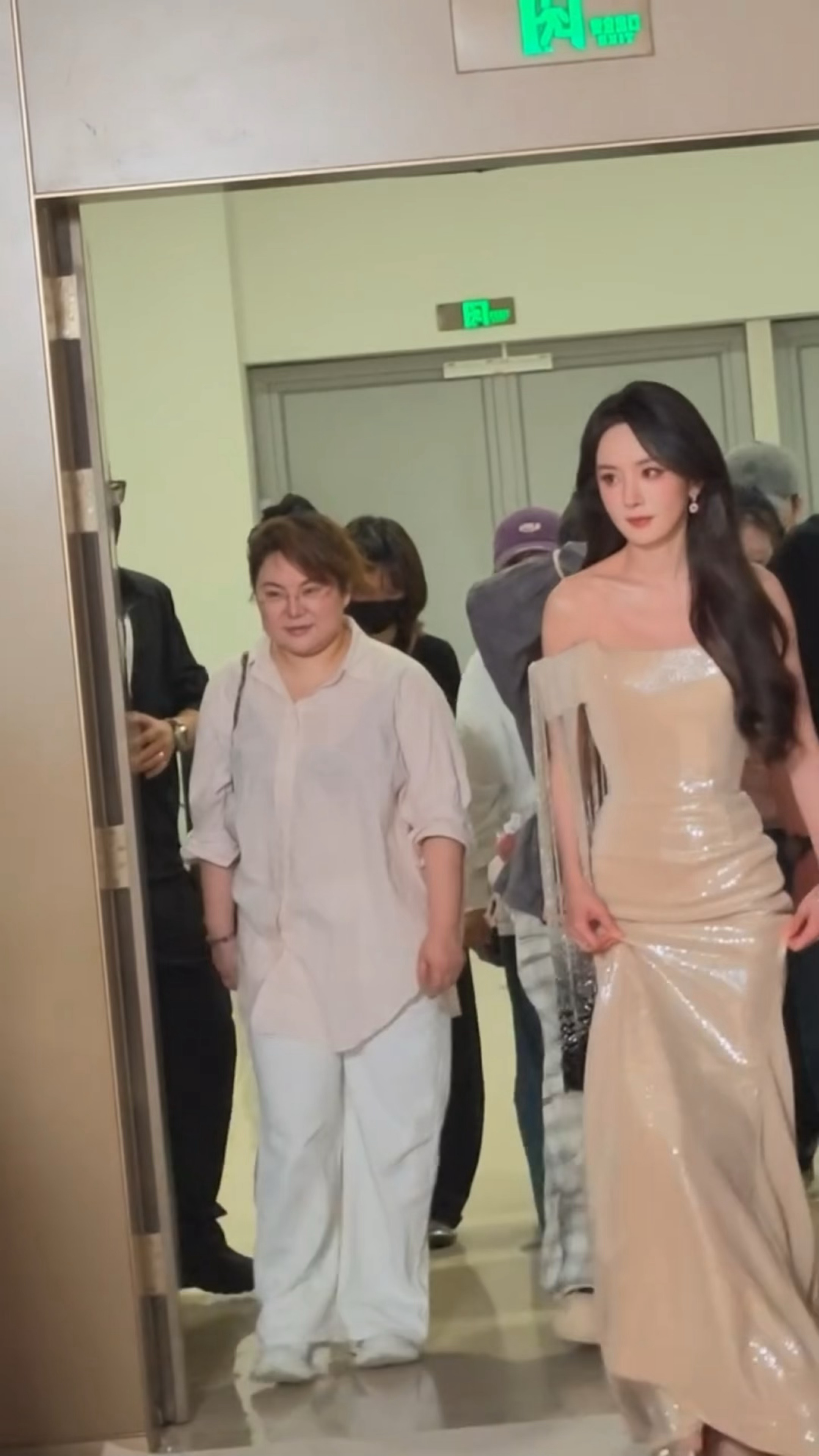比妈幂先过来了的是香气杨幂三亚活动路透 杨幂鎏金高定长裙