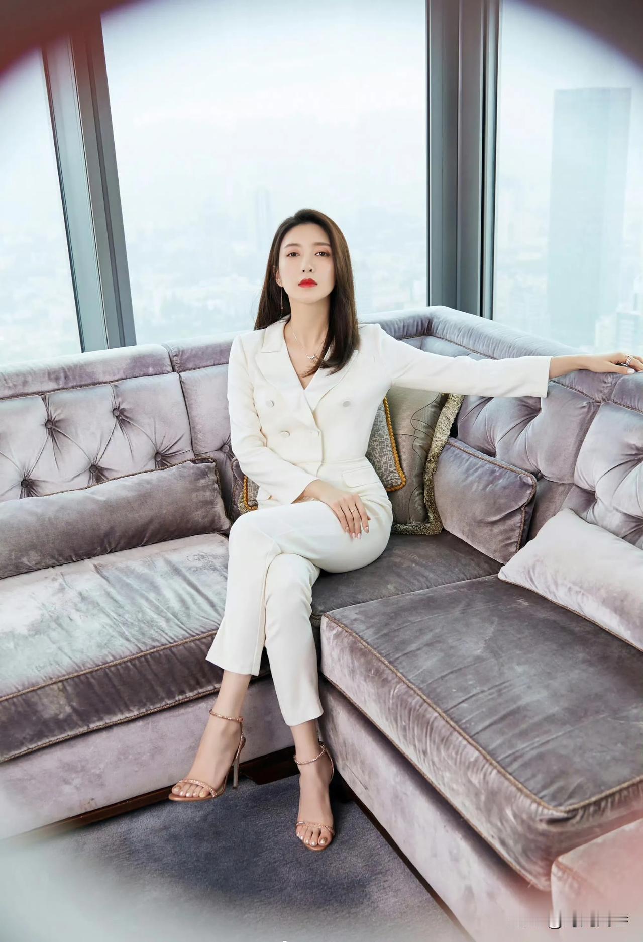 江疏影，白色西服套装搭配一字带高跟凉鞋。精致，干练，气质绝佳。有种霸道总裁既视感