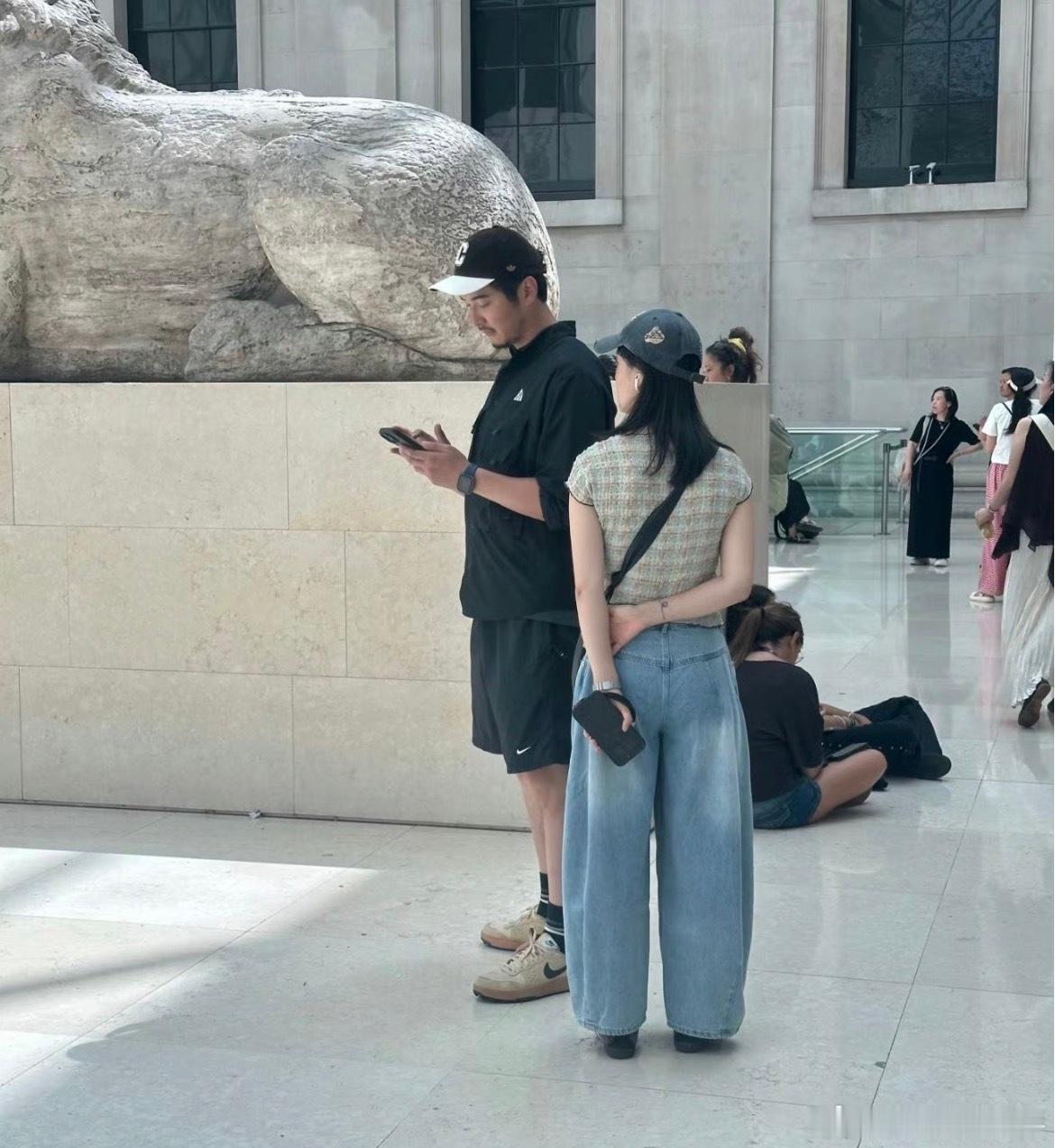 金世佳肚子他现在又不参加活动也不公开露脸，等出来站在镜头底下的时候不胖就行了啊，