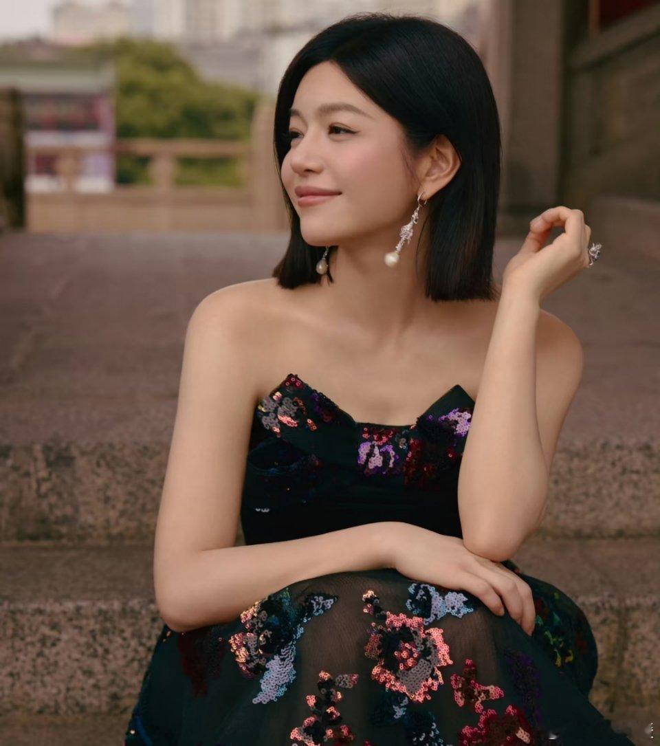 陈妍希：黑色鎏金花朵裙下的馥郁星光当黑纱如夜雾般层层漫卷，陈妍希身着一袭黑色鎏金